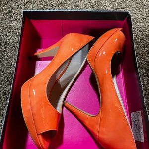 VINCE CAMUTO - ASHLYNN (Size 8M)